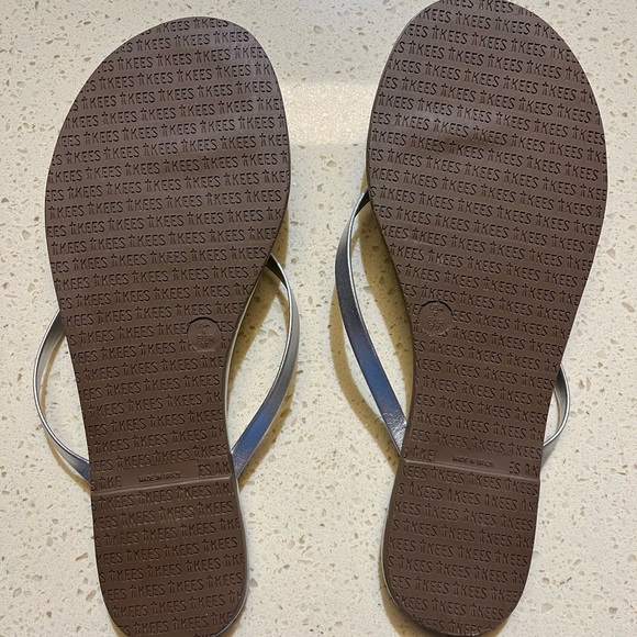 NWT TKEES Lily Highlighter Flip Flip - Silver - Size 6 - Picture 5 of 8